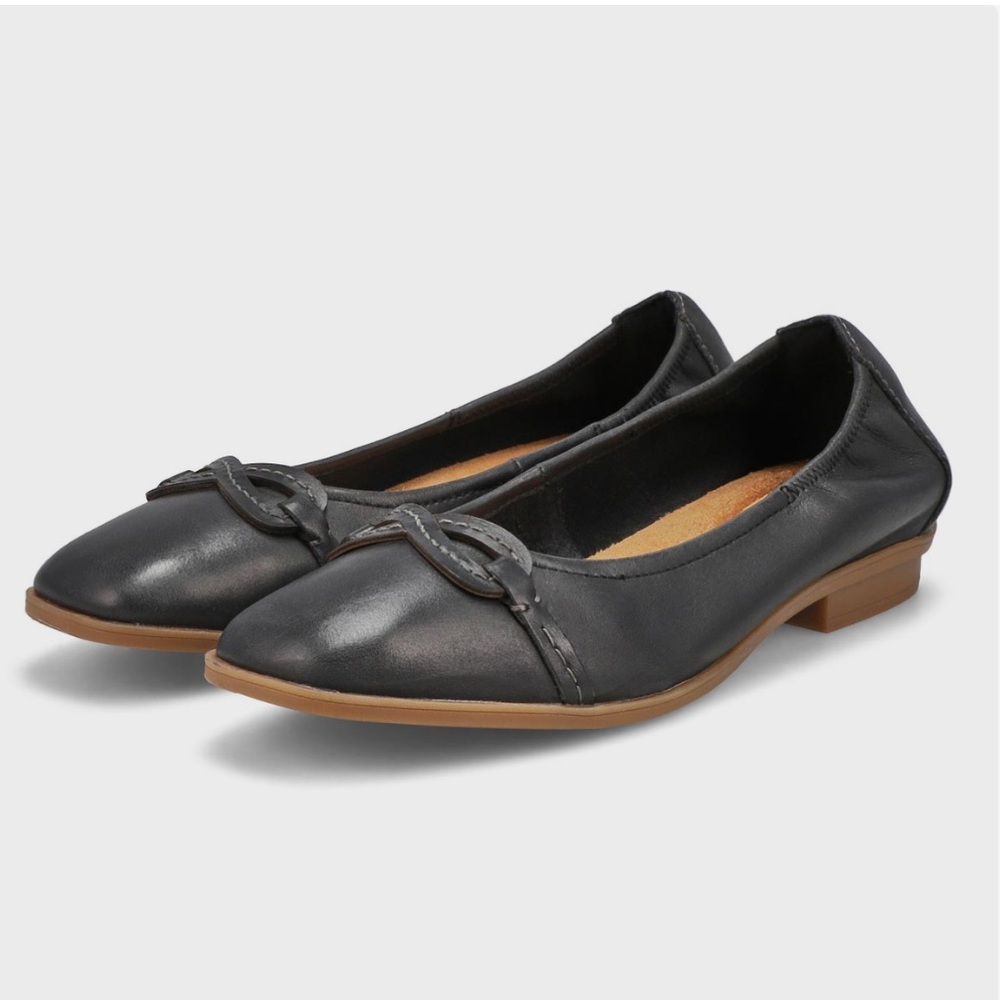 Clarks Women's Lyrical Rhyme Black Leather Flats with Bow Detail Size 7.